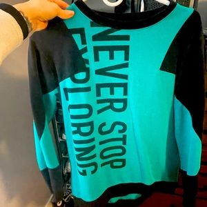 Northface size small pull over sweat shirt